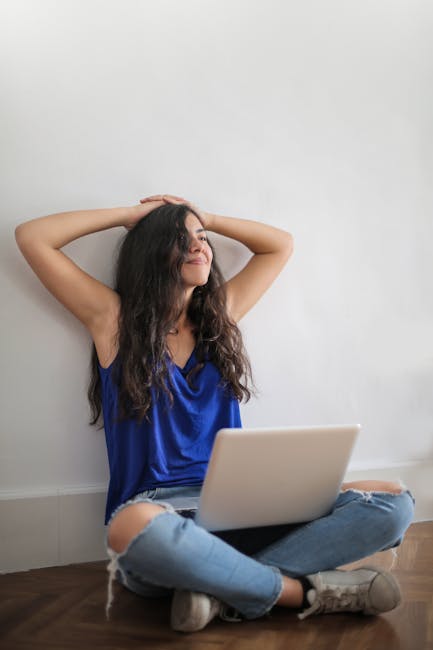 Mujer relajada con portátil durante una sesión de terapia online