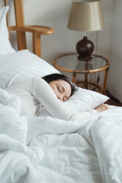 Persona durmiendo tranquilamente, representación de mejora del sueño y reducción de la ansiedad
